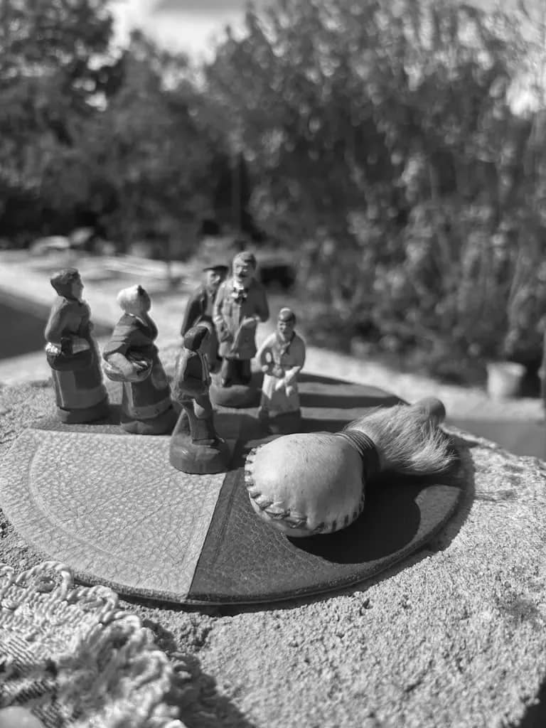 Figurines de constellation familiale sur un plateau, en noir et blanc