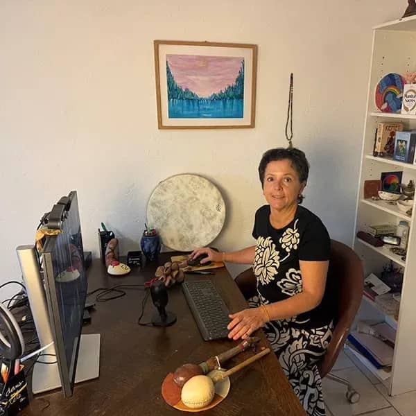 Natalia à son bureau, prête pour une formation en ligne