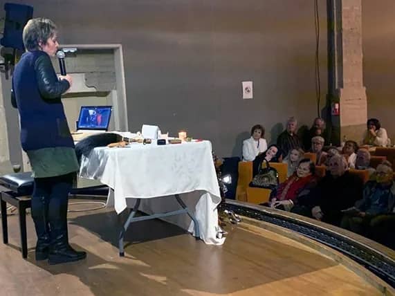 Natalia en conférence devant le public