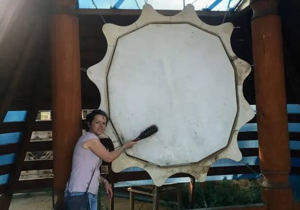Natalia devant un grand tambour