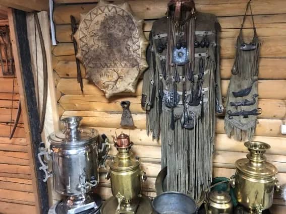Costume et instruments chamaniques de Yakoutie