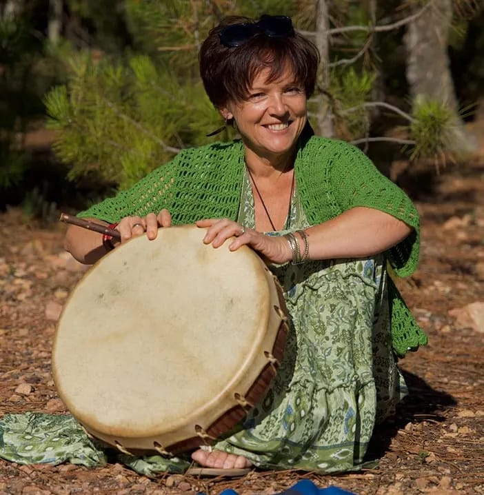 Natalia Aragon et son tambour, en noir et blanc, sous un chêne