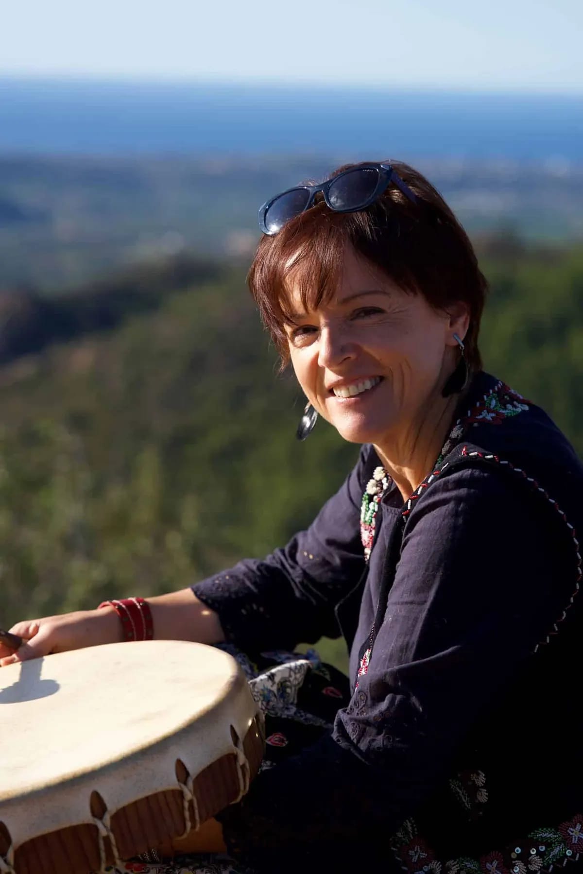 Natalia Aragon et son tambour chamanique, face à l’Estérel